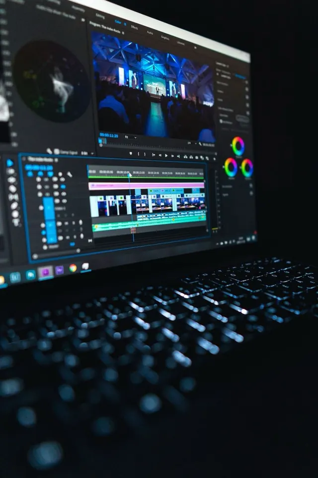 Logiciel de montage vidéo ouvert sur un ordinateur portable