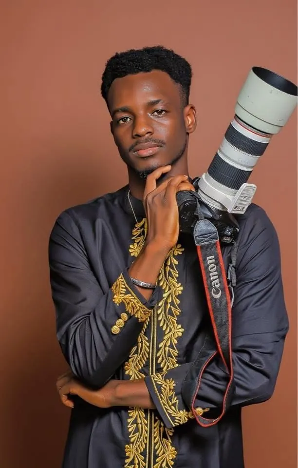 Le photographe de Shalom Communication avec son appareil